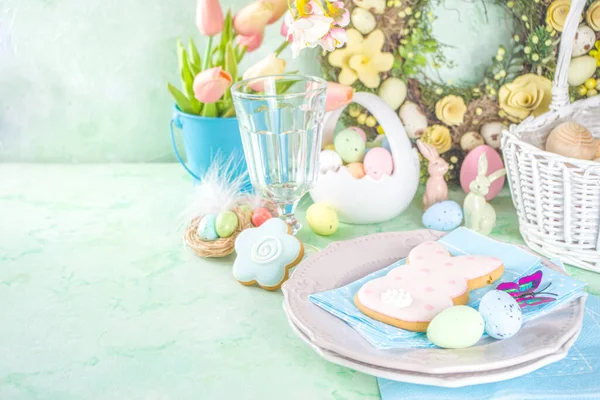 Table Pâques Festive Avec Des Fleurs Printemps Traditionnelles Des Œufs — Photo