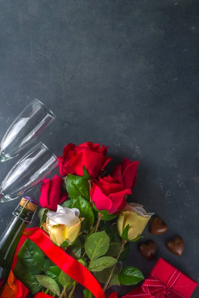 Alla Hjärtans Dag Gratulationskort Koncept Med Röda Ros Blommor Champagne — Stockfoto