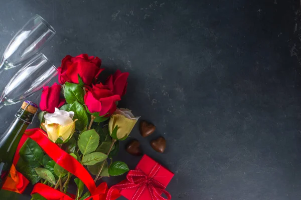 Walentynki Koncepcja Kartki Czerwonymi Kwiatami Róż Szampanem Czekoladkami Pudełkiem Prezentów — Zdjęcie stockowe