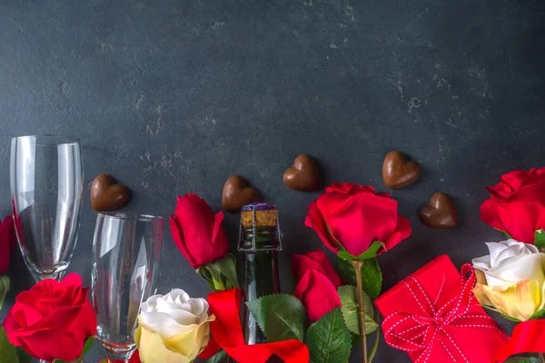 Valentijnsdag Wenskaart Concept Met Rode Roos Bloemen Champagne Chocolade Geschenkdoos — Stockfoto