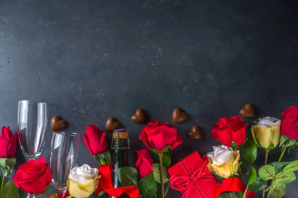 Walentynki Koncepcja Kartki Czerwonymi Kwiatami Róż Szampanem Czekoladkami Pudełkiem Prezentów — Zdjęcie stockowe