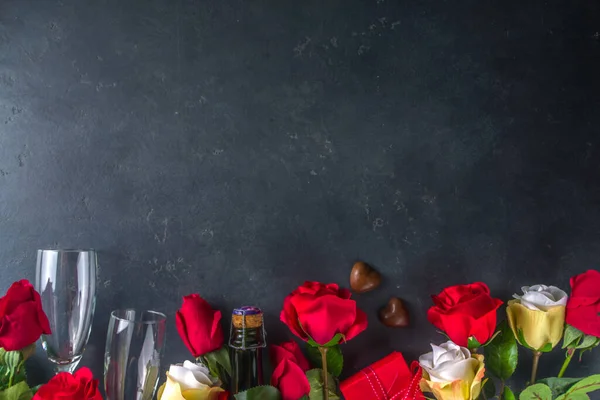 Kırmızı Gül Çiçekleri Şampanya Çikolata Hediye Kutulu Sevgililer Günü Tebrik — Stok fotoğraf