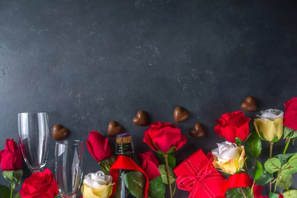 Valentijnsdag Wenskaart Concept Met Rode Roos Bloemen Champagne Chocolade Geschenkdoos — Stockfoto