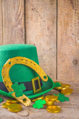 Aziz Patrick Günü 'nde tanışma faslı. Patrick 'in günlük satışı, davetiye şablonu, menü. Tatil sembolleri, altın at nalı, yeşil yonca, leprikon şapka, altın paralar, ahşap arka plan.