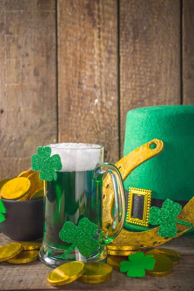 stock image St Patrick's Day Pub Bar menu background. Green Beer In Glass with And with horseshoe, shamrock clover decor, gold coins, on green bokeh glittering background. St Patrick's holiday greeting card mock up 