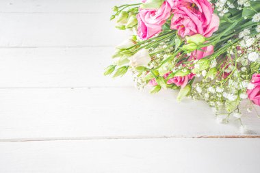 Kutlama davetiyesi, tebrik kartı arkaplanı ve bahar çiçekleri. Sevgililer günü, anneler günü, kadınlar günü, bahar konsepti. Düz konum, üst görünüm, kopyalama alanı