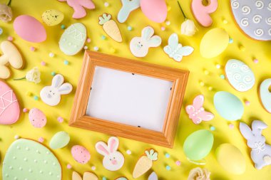 Paskalya kurabiyesi geçmişi. Renkli şekerli paskalya kurabiyeleri, Mutlu Paskalyalar ve çeşitli paskalya sembolleri ve dekorlarla birlikte. Geleneksel Paskalya tatlıları flaltay arka planı