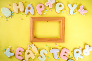 Paskalya kurabiyesi geçmişi. Renkli şekerli paskalya kurabiyeleri, Mutlu Paskalyalar ve çeşitli paskalya sembolleri ve dekorlarla birlikte. Geleneksel Paskalya tatlıları flaltay arka planı