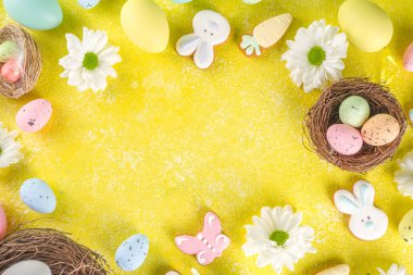 Sarı arka planda Paskalya yumurtaları olan paskalya posterleri. Kutlama kartı, Paskalya Günü için hediyeler üst uzay fotokopisi