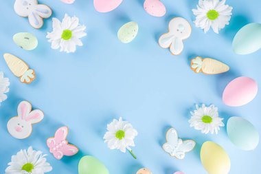 Paskalya posterinin arka planında açık mavi arka plandaki yuvalarda paskalya yumurtaları var. Kutlama kartı, Paskalya Günü için hediyeler üst uzay fotokopisi