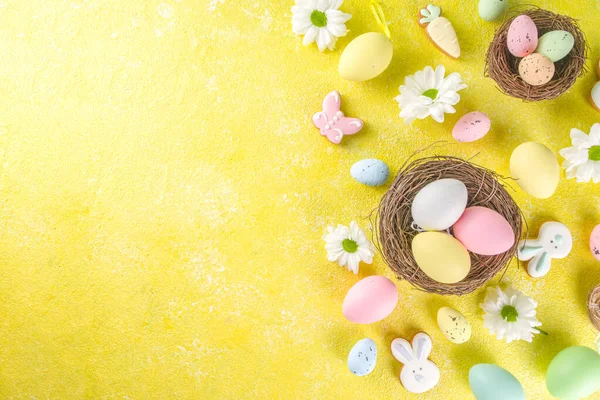 Sarı arka planda Paskalya yumurtaları olan paskalya posterleri. Kutlama kartı, Paskalya Günü için hediyeler üst uzay fotokopisi