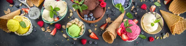 各种色彩斑斓的冰淇淋球在不同的碗中 与冰淇淋华夫饼锥和风味配料 开心果 巧克力 香草豆 黑暗背景复制空间 — 图库照片