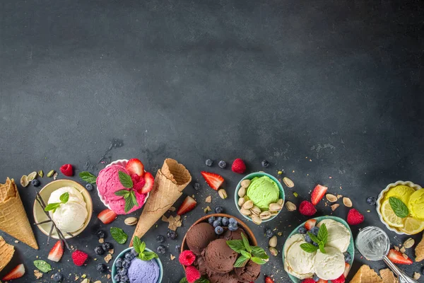 Varias Bolas Helado Colores Diferentes Tazones Con Gofres Helado Conos —  Fotos de Stock