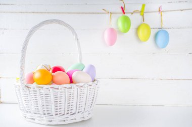 Paskalya yumurtaları ve bahar lale çiçekleriyle dolu bir sepet. Bahar Paskalya Bayramı tebrik kartı, metin için davet arkaplan kopyalama alanı