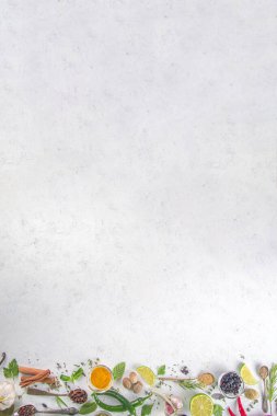 Taze bitkiler, kurutulmuş renkli baharatlar. Arka planda çeşitli baharatlar, bitkiler biber, vanilya fasulyesi, tarçın, fesleğen, biberiye, kırmızı biber, nane, maydanoz beyazından masa üstü manzaralı flatlay pişirme