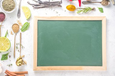 Taze bitkiler, kurutulmuş renkli baharatlar. Arka planda çeşitli baharatlar, bitkiler biber, vanilya fasulyesi, tarçın, fesleğen, biberiye, kırmızı biber, nane, maydanoz beyazından masa üstü manzaralı flatlay pişirme