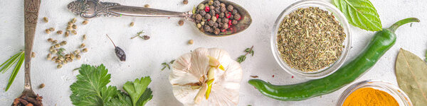 Свежие травы, сушеные красочные специи. Кулинария задний план с различными специями, травы перец, ванильный боб, корица, базилик, розмарин, чили красный зеленый перец, мята, петрушка Белый стол вид сверху