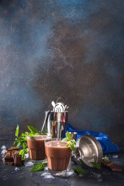 Buzlu çikolatalı kokteyl. Yaz serinletici içecekler. Buzlu, çikolatalı, hindistan cevizli içecek, latte kahve. Buzlu, naneli ve çikolata dilimli arka planda fotokopi alanı