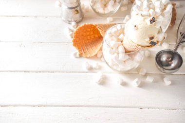 Marshmallow dondurması. Krema külahında, mutfak masasının arkasında, kremalı, vanilyalı, beyaz kremalı dondurma.