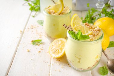  Küçük vintage kavanozlarda naneli ev yapımı limonlu cheesecake yok.
