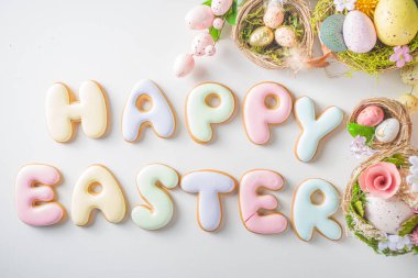 Paskalya tebrik kartı geçmişi. Renkli yumurtalarla, çiçeklerle ve beyaz arkaplandaki yapraklarla bahar ağacı dekorasyon dalları metnin için kopyalama alanı