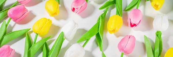 イースターの背景チューリップの花束 テキストのための白いテーブルの背景のトップビューのコピースペースに大きなカラフルなチューリップの花の花束 春休みの花模様 — ストック写真