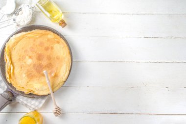 Doğu Avrupa geleneksel Maslenitsa bayramı. Krep yapıyorum, malzemeler, bal ve taze böğürtlenli. 