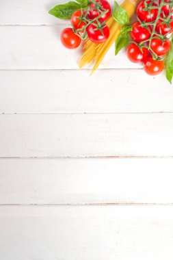 Akdeniz yemekleri, İtalyan makarna spagetti pişirme malzemeleri, beyaz ahşap mutfak masası arka planında metin için fotokopi alanı