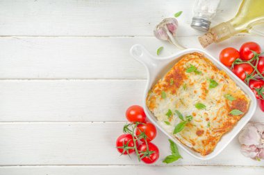 Akdeniz yemeği, İtalyan geleneksel lazanya makarna, bolonez, beşamel ve peynirli. Beyaz mutfak masası arka planında 