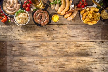 Kızarmış sosis çeşitleri. Bavyera, Frankfurt, Alman ızgara sosisleri, Oktoberfest ya da yaz barbekü partisi konsepti, eski ahşap masa arkaplan fotokopi alanı