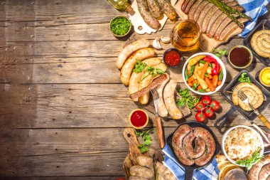 Kızarmış sosis çeşitleri. Bavyera, Frankfurt, Alman ızgara sosisleri, Oktoberfest ya da yaz barbekü partisi konsepti, eski ahşap masa arkaplan fotokopi alanı