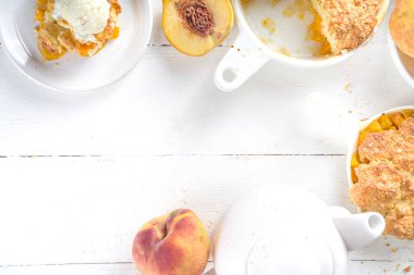  Lezzetli Yaz Şeftali Turtası, Şeftalili ev yapımı tatlı yaz turtası ve beyaz ahşap arka planda vanilyalı dondurma fotokopi alanı