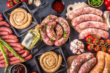 Izgara için baharat, sos ve sebze ile birlikte pişirme masasında farklı çiğ sığır eti, domuz ve tavuk eti sosu. Bbq parti konsepti, siyah arkaplan üst görünüm kopyalama alanı