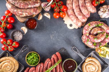 Izgara için baharat, sos ve sebze ile birlikte pişirme masasında farklı çiğ sığır eti, domuz ve tavuk eti sosu. Bbq parti konsepti, siyah arkaplan üst görünüm kopyalama alanı