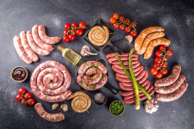 Izgara için baharat, sos ve sebze ile birlikte pişirme masasında farklı çiğ sığır eti, domuz ve tavuk eti sosu. Bbq parti konsepti, siyah arkaplan üst görünüm kopyalama alanı