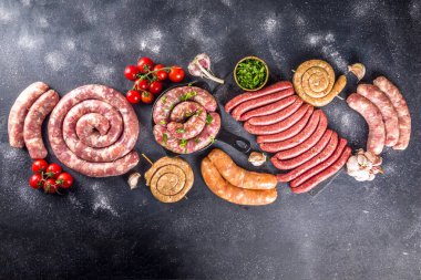 Izgara için baharat, sos ve sebze ile birlikte pişirme masasında farklı çiğ sığır eti, domuz ve tavuk eti sosu. Bbq parti konsepti, siyah arkaplan üst görünüm kopyalama alanı