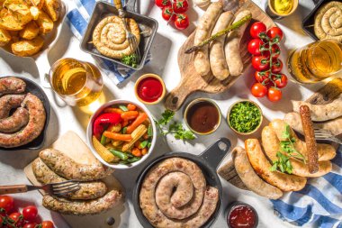 Kızarmış sosis çeşitleri. Bavyera, Frankfurt, Alman ızgara sosisleri, Oktoberfest veya yaz barbekü partisi konsepti, beyaz arka plan fotokopi alanı üst görünümü