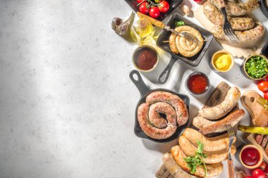 Kızarmış sosis çeşitleri. Bavyera, Frankfurt, Alman ızgara sosisleri, Oktoberfest veya yaz barbekü partisi konsepti, beyaz arka plan fotokopi alanı üst görünümü