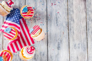 Bağımsızlık Günü 4 Temmuz Tebrikler. Gaziler Günü. Amerikan Anayasası tatili. Amerikan gelenek tebrik kartı. Amerikan sembollü vatansever ev kekleri.