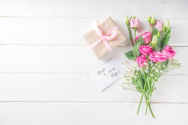 Bahar buketi, yaz çiçekleri, kahve fincanı ve notlar günaydın, beyaz ahşap masada iyi günler. Yaz sabahı güzel kahvaltı, tebrik kartı, üst manzara, düz yatak. Anneler günü konsepti