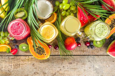 Farklı meyve suları ve meyve suları ile tropik taze meyve ve böğürtlenler. Temiz yemek, sağlıklı yaşam tarzı, diyet ve vitamin içecekleri konsepti. Üst görünüm düz beyaz masa arkaplanı 