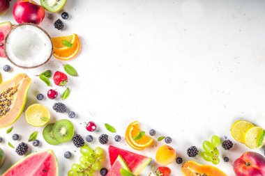  Farklı tropik taze meyve ve böğürtlen çeşitleri. Temiz yemek, sağlıklı yaşam tarzı, diyet ve vitamin konsepti. Üst görünüm düz beyaz masa arkaplanı