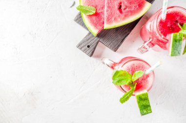 Soğuk yaz içkisi. Ev yapımı karpuz püresi. Beyaz beton veya taş arkaplan kopyalama alanı
