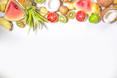 Yaz vitamini besin konsepti, çeşitli meyve ve böğürtlen arkaplanı - karpuz ananas kivi, hindistan cevizi turuncu limon yaratıcı düz beyaz zemin üzerinde yatıyordu fotokopi alanı 