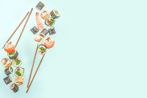 Sushi Voador Com Pauzinhos Vários Deliciosos Sushi Japonês Peças Rolo — Fotografia de Stock