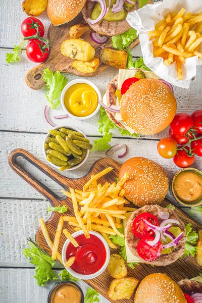Bbq Mit Hamburgern Pommes Hausgemachte Verschiedene Fleischburger Und Hamburger Mit — Stockfoto