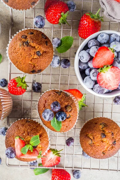 Magdalenas Vainilla Caseras Cupcakes Con Bayas — Foto de Stock