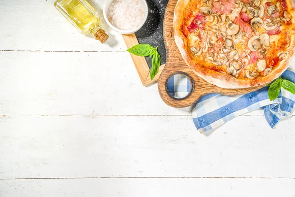 Вкусная Итальянская Традиционная Пицца Ветчиной Грибами Белом Деревянном Фоне Концепция — стоковое фото
