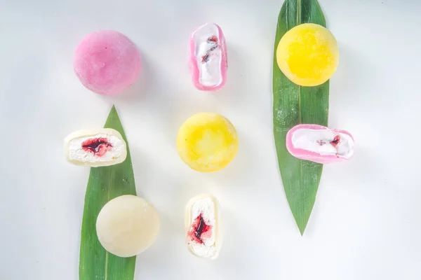 Традиционный Японский Десерт Моти Красочное Мороженое Моти Белом Столе Цельное — стоковое фото