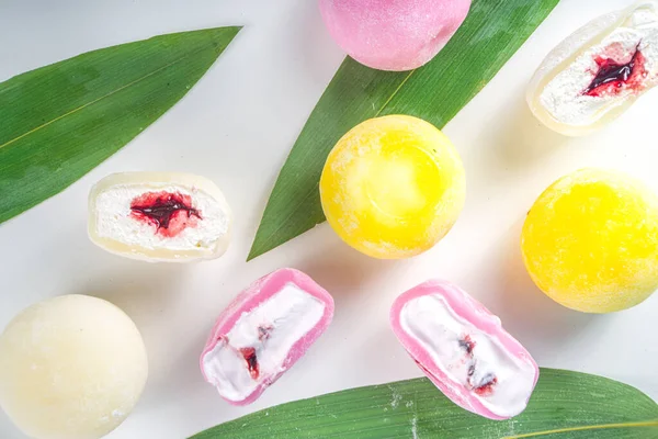 Традиционный Японский Десерт Моти Красочное Мороженое Моти Белом Столе Цельное — стоковое фото